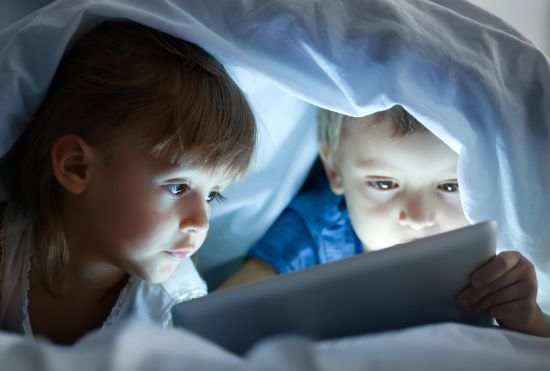 Excès d'écrans chez les enfants : Comment prévenir les conséquences négatives ?